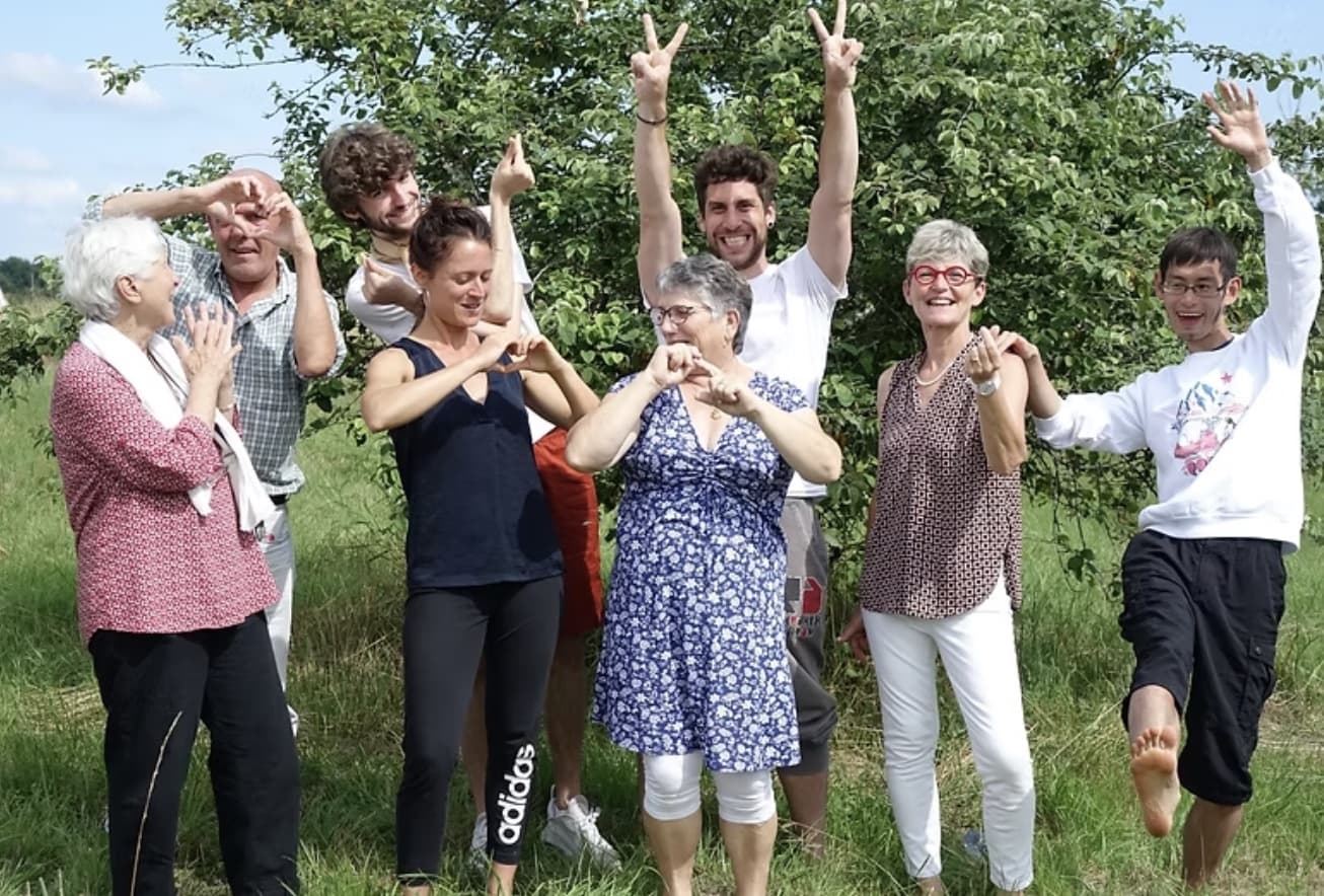 Gruppe von Menschen, die im Kreis zusammensteht